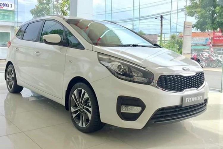  Kia Rondo tại Việt Nam (còn được gọi là facelift Kia Carens tại một số thị trường). Ở thế hệ mới, Rondo sở hữu nét thiết kế ngoại thất khiến nhiều người liên tưởng đến BMW 2-Series Active Tourer. Phần đầu xe gây ấn tượng với lưới tản nhiệt hình mặt hổ đặc trưng, cản trước mở rộng đi kèm là thanh ngang làm bằng kim loại sáng.