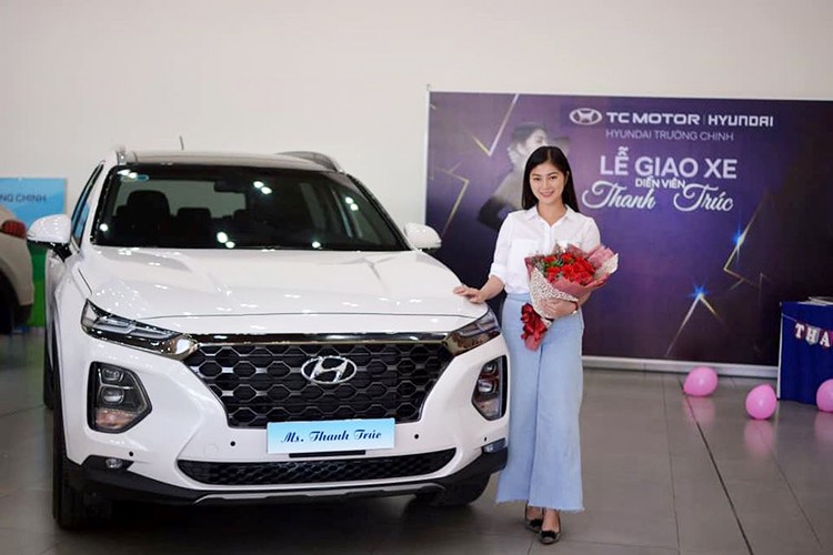 Mới đây, nữ diễn viên xinh đẹp Thanh Trúc đã sắm chiếc xe thể thao đa dụng  Hyundai SantaFe 2019 mới để phục vụ cho cuộc sống và công việc. Sự kiện giao xe cho nữ diễn viên diễn ra tại đại lý TC Motor Hyundai Trường Chinh khu vực TP HCM. Chiếc SantaFe mới của Thanh Trúc là bản cao cấp với ngoại thất màu trắng trang nhã.