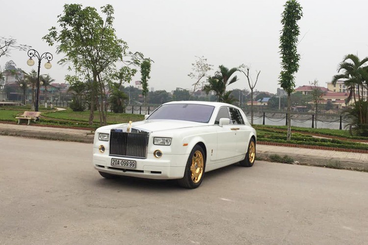 Hiên có khoảng hơn 130 chiếc  xe siêu sang Rolls-Royce Phantom đang lăn bánh tại Việt Nam, tuy nhiên có những chiếc xe rất đặc biệt do được chủ nhân mạ vàng ở một số chi tiết ngoại thất. Một trong số đó phải kể đến chiếc Rolls-Royce Phantom đời cũ mang biển kiểm soát Thái Nguyên.