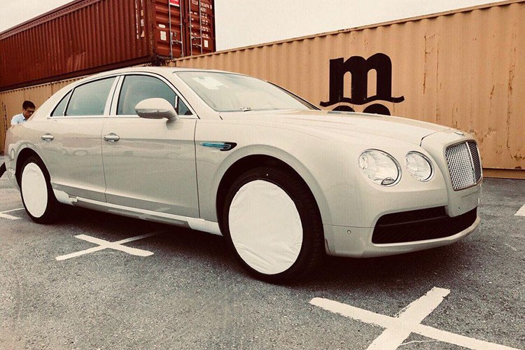 Mới đây, mẫu xe sedan siêu sang Anh Quốc -  Bentley Flying Spur V8 mới màu sơn White Sand độc nhất ở thời điểm hiện tại vừa cập bến Việt Nam. Về ngoại thất, mẫu xe siêu sang Bentley Flying Spur V8 màu trắng White Sand đầu tiên cập bến Việt Nam sở hữu những đường nét thiết kế cùng trang bị đi kèm không mấy khác biệt so với các phiên bản khác.