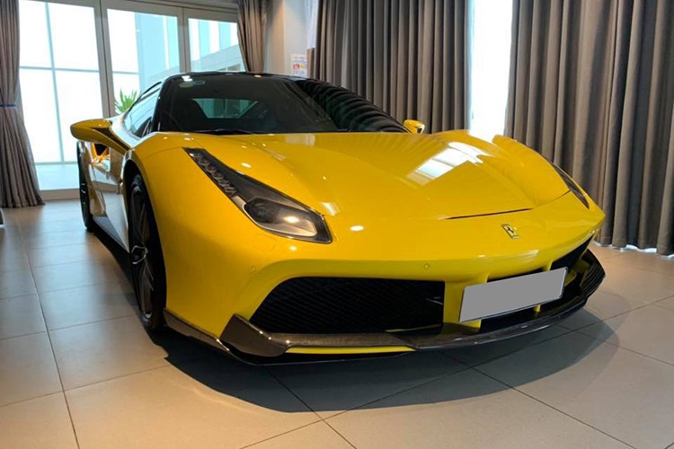 Số lượng những chiếc  siêu xe Ferrari 488 GTB tại Việt Nam hơn 15 chiếc. Điều thú vị là có hơn 2/3 số "siêu ngựa" này đã được các chủ nhân độ lại body kit hầm hố của các hãng như Liberty Walk, Pogea Racing, Misha Designs, SVR, Mansory hay Novitec Rosso.