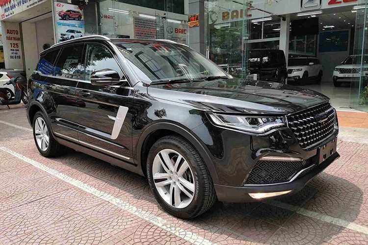  Xe Trung Quốc Zoyte Z8 đã khá quen thuộc với khách hàng Việt Nam nhờ kiểu dáng giống xe sang Range Rover đắt tiền. Nếu trước đây khách hàng chỉ có thể mua xe với phiên bản 5 chỗ ngồi thì giờ đây mẫu xe này đã được bổ sung thêm hàng ghế thứ 3 và dàn lạnh thứ hai.