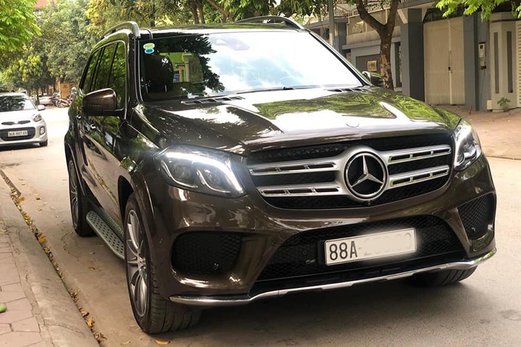 Mẫu  xe sang Mercedes-Benz GLS 500 ra đời nhằm thay thế dòng GL trước đây. Trong phân khúc SUV hạng sang 7 chỗ cỡ lớn trên thị trường, đối thủ của GLS 500 4MATIC là những cái tên đình đám không kém như Lexus LX570, Volvo XC90 hay "người đồng hương" Audi Q7.