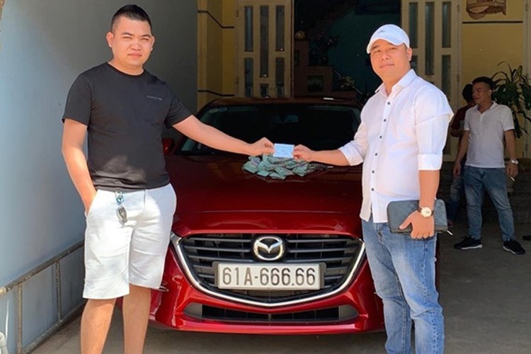 Trước đó, chiếc  xe Mazda3 biển khủng 61A-666.66 thuộc quyền sở hữu của anh Trương Hoài Ân (sinh năm 1994 tại Tân Uyên, Bình Dương). Không lâu sau khi bốc được biển số "toàn lộc" này, anh Ân quyết định bán lại chiếc Mazda3 cho anh Tâm một dân chơi chuyên sưu tập xe biển số đẹp tại Đồng Nai với mức giá gần 2 tỷ đồng.