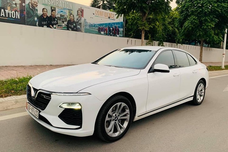 Có thể nói đây là chiếc  xe Vinfast Lux A2.0 sedan đầu tiên “bị” rao bán trên sàn xe cũ. Theo lời người bán thì đây là chiếc xe được sản xuất 2019 đã ra biển, mới lăn bánh được 669 km và có giá rao bán là hơn 1 tỷ đồng.