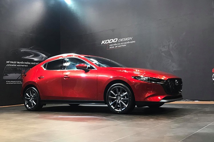 Mẫu  xe Mazda3 2019 mới hiện đang được người dùng chờ đợi nhất tại thị trường ôtô Việt Nam. Theo dự kiến, Mazd3 thế hệ mới sẽ chính thức được giới thiệu tới tay người tiêu dùng Việt vào ngày 4/11 tới. Tuy nhiên hôm nay (27/10), trong sự kiện giới thiệu triết lý thiết kế sản phẩm thế hệ mới của Mazda tại Hà Nội, Mazda3 2019 cũng đã được vén màn.