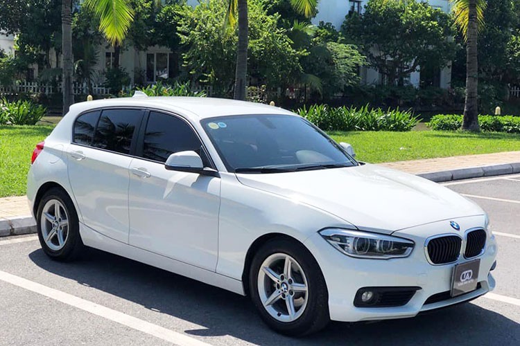 Mẫu xe hatchback hạng sang cỡ nhỏ  BMW 118i đời 2016 này thuộc dòng xe 1-Series được xem là một lựa chọn đúng phong cách và đáng quan tâm cho những doanh nhân trẻ vừa khởi nghiệp hiện nay. Chiếc xe trong bài viết này được chủ nhân tại Hưng Yên chào bán trên sàn xe cũ với ngoại và nội thất còn khá nguyên bản.