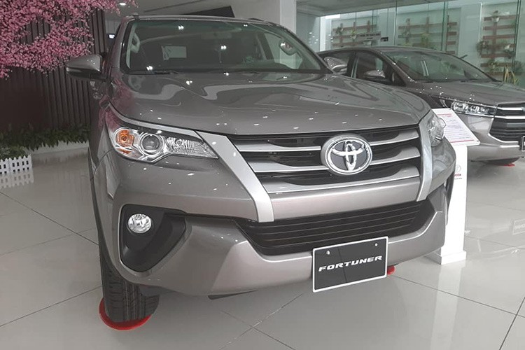 Cụ thể, bản  Toyota Fortuner máy dầu số sàn tiêu chuẩn sử dụng động cơ dầu 2.4L tại các đại lý chính hãng hiện đang giảm giá tới 115 triệu đồng. Biến thể dùng hộp số tự động có mức giảm thấp hơn là 60 triệu đồng.