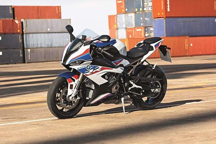 BMW Motorrad vừa chính thức công bố giá bán cho  siêu môtô BMW S1000RR 2020 tại thị trường Việt Nam. Theo đó, BMW S1000RR 2020 sẽ được BMW Motorrad phân phối tại thị trường Việt Nam với hai phiên bản là BMW S1000RR Race và BMW S1000RR M Performance.