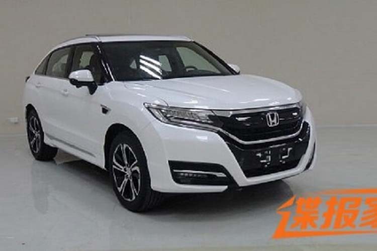  Honda UR-V 2020 mới được xem là một phiên bản cao cấp hơn so với CR-V, nhưng dành riêng cho thị trường Trung Quốc. UR-V mới có chiều dài tổng thể 4.856 mm, rộng 1.942 mm, cao 1.670 mm và chiều dài cơ sở 2.820 mm. Kích thước này khá lớn khi tương đương với một chiếc crossover cỡ trung như Hyundai SantaFe, Toyota Highlander hay Kia Sorento, hứa hẹn cho không gian nội thất rộng rãi hơn.