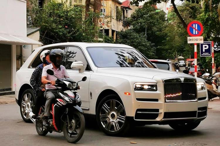 Mới đây, một chiếc SUV siêu sang  Rolls-Royce Cullinan đầu tiên được rao bán tại Việt Nam qua tình trạng xe đã qua sử dụng, đáng chú ý đây cũng chính là chiếc Rolls-Royce Cullinan đầu tiên được mang về nước.