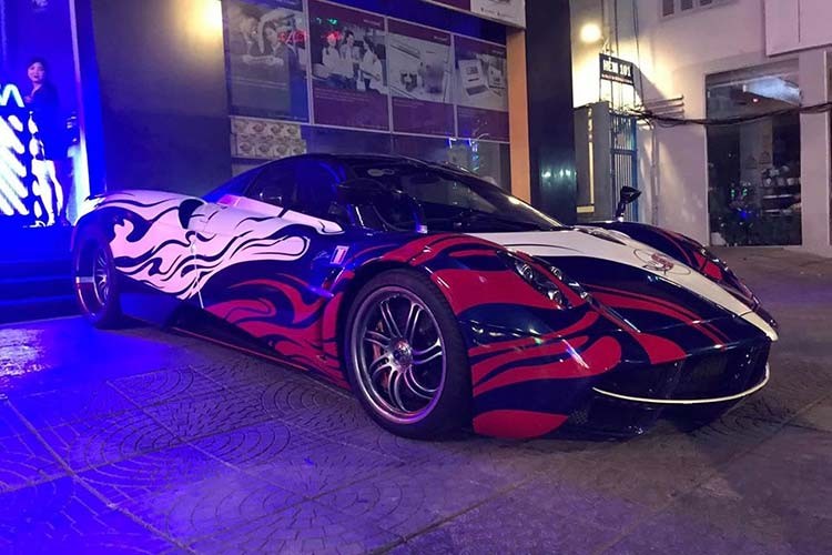 Mới đây chiếc siêu xe  Pagani Huayra của Minh Nhựa bất ngờ tái xuất tại một quán bar ở quận 1, TP HCM khiến các bạn trẻ mê xe không khỏi vui sướng. Đây là lần đầu tiên siêu xe triệu đô đắt đỏ nhất Việt Nam được làm mới và xuất hiện trên đường phố Sài thành trong năm 2020 này.