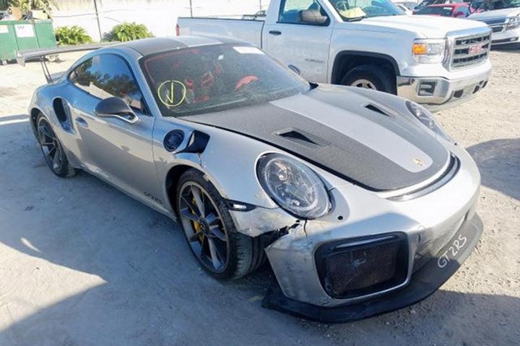 Chiếc  siêu xe Porsche 911 GT2 RS đời 2018 trong bài viết này đã trải qua một cuộc đời ngắn ngủi và bi kịch. Không rõ chính xác điều gì đã xảy ra, nhưng siêu xe gốc Đức này đã bị bỏ lại trong tình trạng hư hỏng phía trước sau khi dính vào một vụ tai nạn.