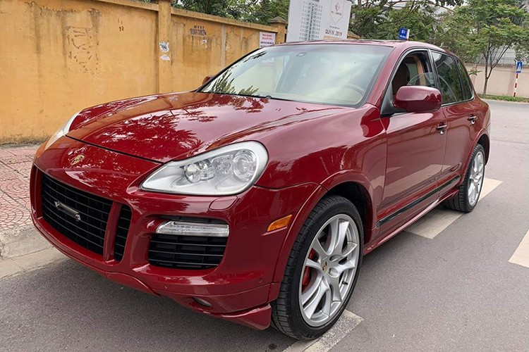 Theo lời người rao bán, chiếc xe  Porsche Cayenne GTS 2009 cũ này không tai nạn, không thủy kích. Ngoại thất xe là màu đỏ nổi bật và nội thất có màu nâu nhạt sáng sủa. Đầu xe có lưới tản nhiệt dạng thanh ngang, đèn pha có thiết kế khá hiền và đèn sương mù tích hợp cùng hốc gió bên.