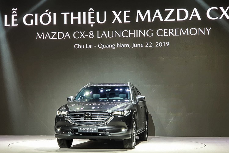 Trong tháng 3/2020 này,  Mazda CX-8 giảm giá khủng lên tới 100 triệu đồng dành cho khách hàng mua xe. Cụ thể, với mỗi hợp đồng mua xe CX-8 phiên bản Premium AWD và Premium 2WD, khách hàng sẽ được giảm giá trực tiếp 100 triệu đồng. Hai phiên bản còn lại Luxury và Deluxe cũng sẽ nhận được ưu đãi giá tương ứng 50 và 80 triệu đồng.