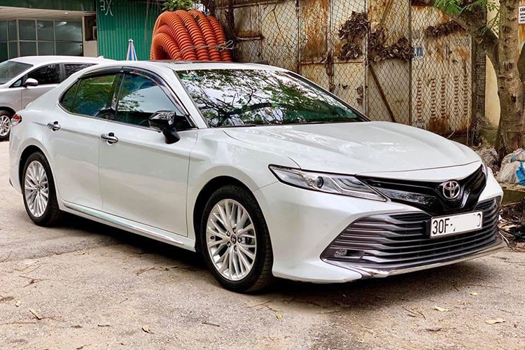 Bước sang thế hệ mới,  Toyota Camry 2019 mới tại thị trường Việt Nam được nhập khẩu nguyên chiếc từ Thái Lan thay vì lắp ráp trong nước như nhiều thế hệ trước. Mặc dù mới ra mắt chưa được 1 năm, mẫu xe này đã được người dùng chào bán trên sàn xe cũ. Chiếc xe trong bài của một người dùng tại Hà Nội thuộc phiên bản Camry 2.5Q, mới lăn bánh khoảng 10.000 km và ngoài hình còn khá mới.