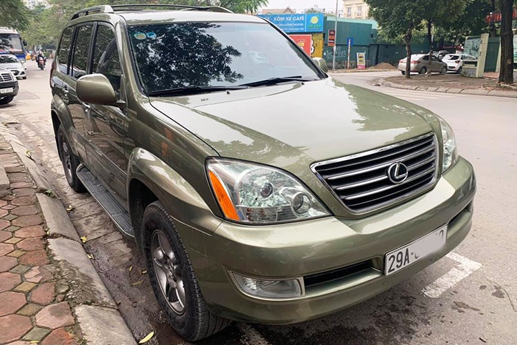 Một chủ xe tại Hà Nội, mới đây rao bán chiếc Lexus GX470 đời 2008 thế hệ thứ nhất với giá hơn 1,1 tỉ đồng, rất cao với một mẫu xe hơn 10 năm tuổi, thậm chí có thể mua được 1 chiếc Toyota Fortuner mới đời 2020. So với Mercedes-Benz ML320, BMW X5 cùng đời, mức giá này chênh tới hơn 300 triệu đồng.