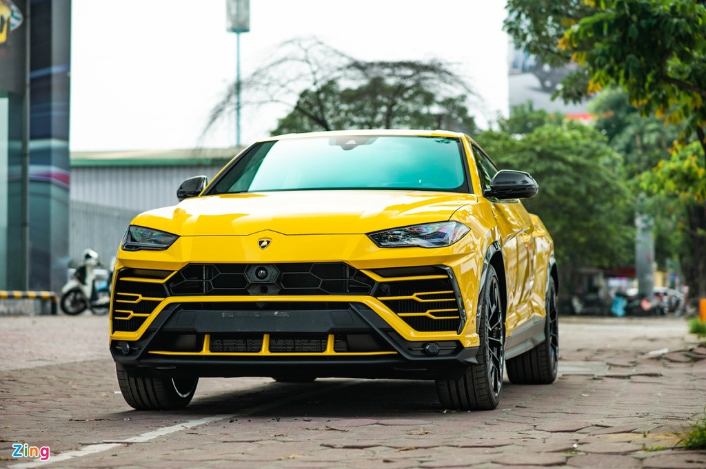 Chiếc Lamborghini Urus vừa về Việt Nam sở hữu màu vàng ngoại thất nổi bật với nhiều chi tiết được ốp carbon. Xe được một đại lý tư nhân tại Hà Nội nhập khẩu về. Đây được xem là chiếc Urus có nhiều trang bị tùy chọn nhất và là chiếc có cấu hình 4 chỗ ngồi đầu tiên tại Việt Nam. Xe sở hữu bộ la-zăng có kích thước lên tới 23 inch.