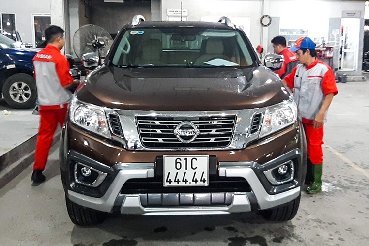 Một người mua xe bán tải  Nissan Navara tại Bình Dương đã có ‘’bàn tay vàng’’ khi bấm được biển số 61C – 444.44 "ngũ quý 4" cho chiếc xe của mình, sau đó chủ xe đa nhanh chóng rao bán trên các diễn đàn ôtô với giá 1,5 tỷ đồng, người bán cho biết có thể thương lượng lại giá.