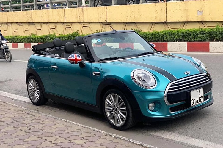 Chiếc  xe MINI Cooper Convertible 2016 trong bài viết này thuộc phiên bản mui trần, nó mới chỉ lăn bánh khoảng 30.000km trong 4 năm tại Việt Nam và mang biển tỉnh. Đây cũng chính là một trong những mẫu xe được MINI mang tới góp mặt tại Triển lãm BMW World Vietnam 2016.