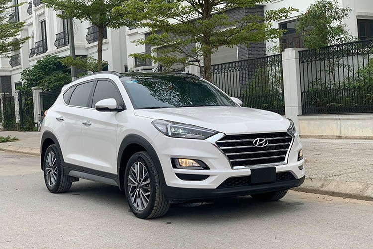 Mẫu  xe Hyundai Tucson mới hiện đang lăn bánh khá nhiều trên thị trường Việt khi liên tục nhiều tháng đứng đầu phân khúc xe crossover tại Việt Nam, thậm chí nó đã vượt qua các “ông lớn” như Mazda CX-5 hay Honda CR-V. Kết quả này đến từ động thái giảm giá liên tục của hãng dành cho mẫu xe này, khiến nó có mức giá hấp dẫn đủ làm khách hàng bỏ qua các thương hiệu Nhật.