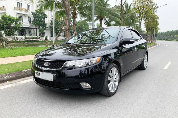 Mẫu  xe sedan Kia Forte đóng vai trò là một trong các dòng ôtô mang đến khái niệm “full option” cho xe phổ thông tại Việt Nam. Ở thời điểm mà hầu hết các dòng xe giá rẻ đều sử dụng chìa khóa cơ, điều hòa cơ, gương chiếu hậu chống chói bằng tay… thì Kia Forte 2010 đã sở hữu chìa khóa thông minh, điều hòa tự động, chống chói tự động.