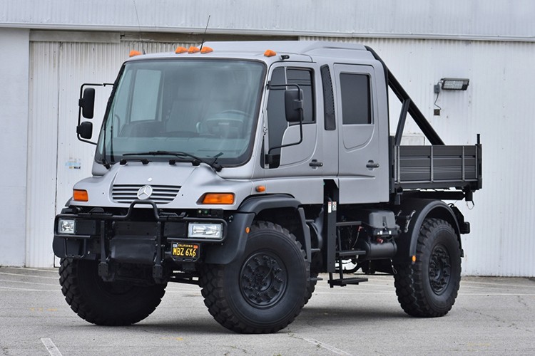  Bán tải Mercedes Unimog là một mẫu xe nổi tiếng với lịch sử bắt đầu từ thập niên 1950. Kể từ đó cho tới nay, nó đã xây dựng một nền tảng vững trãi trên phương diện ứng dụng off-road và đi xa khỏi mạng lưới thành phố, cũng như là một chiếc xe chạy được trên nhiều địa hình khác nhau.