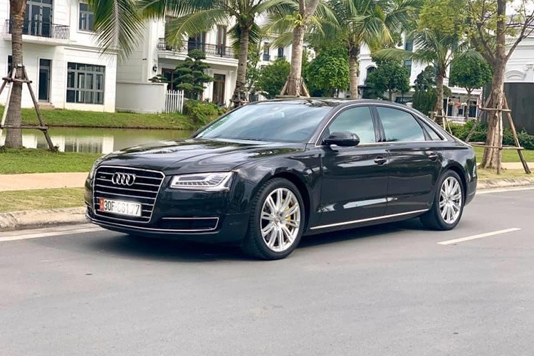 Theo thông tin chủ nhân rao bán trên sàn xe cũ Hà Nội, chiếc  xe sang Audi A8L đời 2014 này thuộc phiên bản 4.0 TFSI và đã lăn bánh được hơn 60.xxx km. Xe sở hữu ngoại thất màu Đen bóng đi cùng với nội thất mang tông màu Nâu lịch lãm. Đây được xem là sedan sang trọng bậc nhất của Audi, như serie 7 của BMW, LS của Lexus hay S-class đến từ Mercedes.