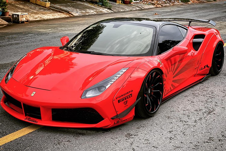 Chỉ sau chưa được vài ngày thay các bộ áo màu xanh lá và đỏ bằng đề-can, chiếc siêu xe  Ferrari 488 GTB độ Liberty Walk độc nhất vô nhị tại Việt Nam đã được một người chuyên mua bán xe sang và siêu xe tại Sài thành cho lên thị trường mua bán xe đã qua sử dụng nhằm tìm kiếm khách hàng mới.