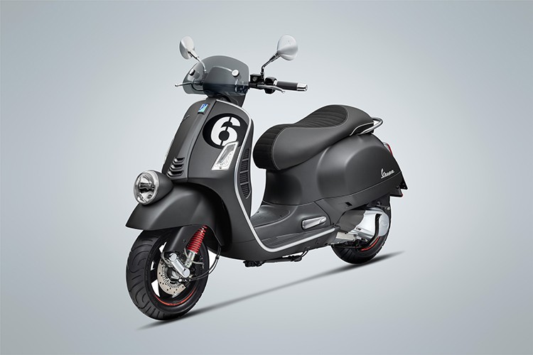 Vespa “Sei Giorni - Sáu ngày” được truyền cảm hứng từ chính chiến thắng vẻ vang đó, với những chi tiết thẩm mỹ kế thừa phiên bản tiêu chuẩn như bình xăng lớn, thân thép liền khối với đường nét đậm chất thể thao.  Xe ga Vespa Sei Giorni là một trong những mẫu xe huyền thoại trong lịch sử của Vespa và ngày nay luôn được săn lùng bởi các nhà sưu tầm xe.