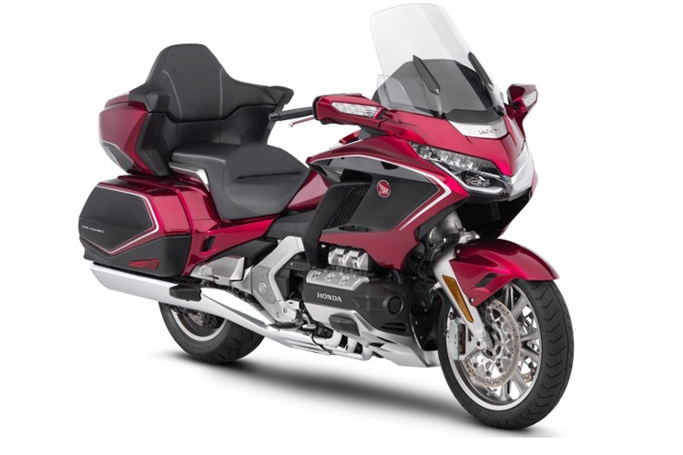 Mẫu  xe môtô Honda Gold Wing mệnh danh "vua đường trường" chính thức ra mắt vào năm 1975. Trong suốt 45 năm phát triển, mẫu xe luôn được coi là một cỗ máy tối ưu dẫn đầu trong các hành trình khám phá nhờ sở hữu sức mạnh đáng kinh ngạc nhưng vẫn tạo được sự thoải mái và đáng tin cậy cho người lái, kết hợp với đó là hàng loạt các trang bị tiện ích và công nghệ như trên một chiếc xe hơi.