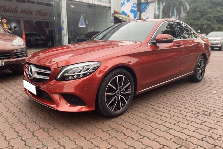 Được Mercedes-Benz Việt Nam chính thức giới thiệu phiên bản nâng cấp của mẫu xe  Mercedes-Benz C200 2019 mới vào đầu năm ngoái, đây được xem là đối thủ của "người đồng hương" BMW 3-Series và là mẫu xe sedan hạng sang tầm trung bán khá chạy của thương hiệu ngôi sao 3 cách trong nhiều năm qua.