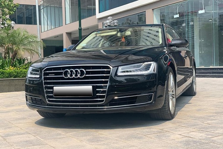 Trong toàn bộ các dòng xe sang Audi đang bán tại Việt Nam, A8L là dòng xe cao cấp nhất. Ra mắt lần đầu vào năm 1994, Audi A8 là dòng xe sang cỡ lớn cạnh tranh với các đối thủ như Mercedes S-Class hay BMW 7 Series... Mới đây trên sàn xe cũ, một chiếc xe sang  Audi A8L đời 2016 đăng ký 2017 tại Hà Nội đã được chủ nhân chào bán. 