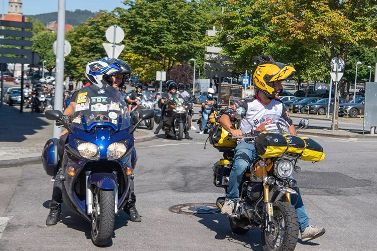 Một biker người Bồ Đào Nha có tên André Sousa vừa lên đường đi vòng quanh thế giới nhằm xác lập kỷ lục. Trước đó vào năm 2018, chàng trai 24 tuổi người Bồ Đào Nha đã được tổ chức Guinness công nhận kỳ lục về hành trình vòng quanh Nam Mỹ bằng  xe môtô Honda cỡ nhỏ nhanh nhất thế giới. Năm 2020, anh chàng này đã quyết tâm lập một kỳ lục mới.