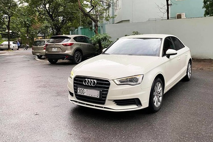 Chiếc  xe sang Audi A3 bản sedan trong bài viết này hiện đang được chủ nhân rao bán trên sàn xe cũ với giá chỉ 600 triệu đồng. Vào năm 2014, Giá xe Audi A3 tại Việt Nam chào bán với mức khởi điểm từ 1,395 tỷ đồng.