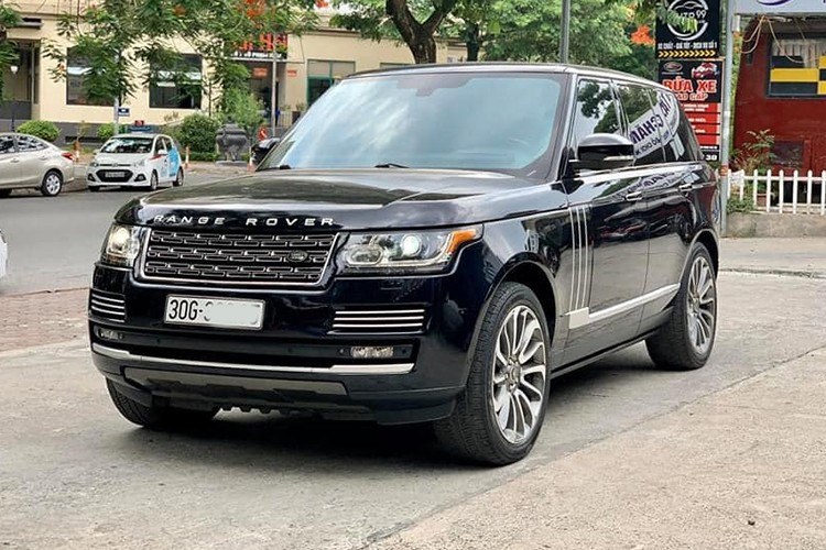  Xe sang Range Rover Autobiography là mẫu SUV cỡ lớn hạng sang đang được rất nhiều đại gia Việt ưa chuộng, đặc biệt là phiên bản trục cơ sở kéo dài (LWB) với không gian khoang sau rộng hơn, thoải mái hơn. Những chiếc Range Rover đắt tiền khi xuất hiện tại thị trường Việt nam đều có mức giá khá cao, thậm chí cả trên thị trường xe cũ đã qua sử dụng.