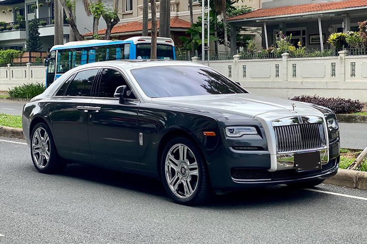 Mẫu  xe siêu sang Rolls-Royce Ghost của thương hiệu Anh quốc được định vị dưới "đàn anh" Phantom nên được đánh giá là khá phù hợp với các doanh nhân trẻ tuổi thành đạt. Tại thị trường Việt Nam, số lượng dòng xe này được đưa về nước khá nhiều với đầy đủ các thế hệ khác nhau cũng như một số phiên bản đặc biệt thuộc dạng "hàng hiếm".