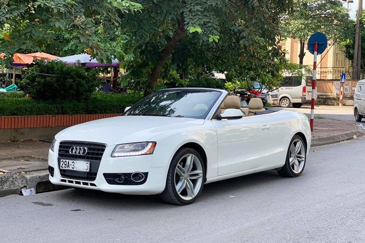  Audi A5 Cabriolet mui trần bán ra thị trường bắt đầu từ năm 2009 và ngay sau đó mẫu xe này nhanh chóng chiếm được tình cảm của giới trẻ yêu thích cảm giác tự do phóng khoáng. Tại thị trường Việt Nam, mẫu xe này được người dùng đưa về chủ yếu theo dạng nhập khẩu tư nhân thời điểm đó với mức giá không hề rẻ.