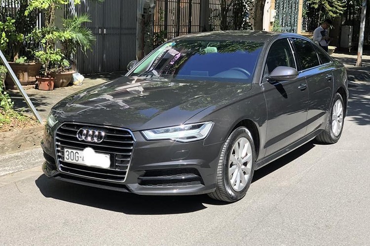 Chiếc xe sang  Audi A6 2018 cũ chỉ mới lăn bánh khoảng hơn 13.000km đang được chảu nhân rao bán lại tại sàn xe cũ Hà Nội. Sau hai năm sử dụng chiếc xe sang Audi A6 phiên bản 1.8 TFSI này được đánh gái còn khá nguyên bản cả về ngoại thất lẫn bên trong.