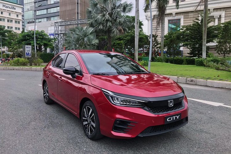 Mới đây, Honda Việt Nam đã công bố lịch ra mắt chính thức của  Honda City thế hệ mới vào 09/12/2020 tới đây và dự kiến giao xe tới khách hàng vào đầu năm sau. Mẫu xe này sẽ được bán tại Việt Nam với 3 phiên bản (RS, L và G) và tiếp tục lắp ráp trong nước. Hiện tại, một số đại lý đã bắt đầu nhận đặt cọc xe với mức giá xe Honda City RS: 619 triệu đồng, City L: 599 triệu đồng, City G: 559 triệu đồng.