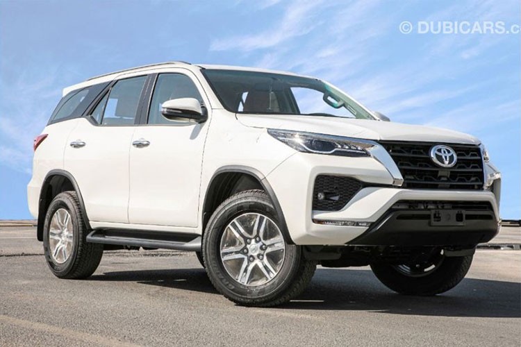 Phiên bản nâng cấp giữa vòng đời của mẫu  xe SUV Toyota Fortuner đã lần đầu tiên trình làng tại thị trường Thái Lan vào hồi tháng 6 năm nay. Sau nửa năm, hãng Toyota tiếp tục giới thiệu mẫu SUV cỡ trung này tại thị trường Trung Đông, cụ thể là Ả-Rập.