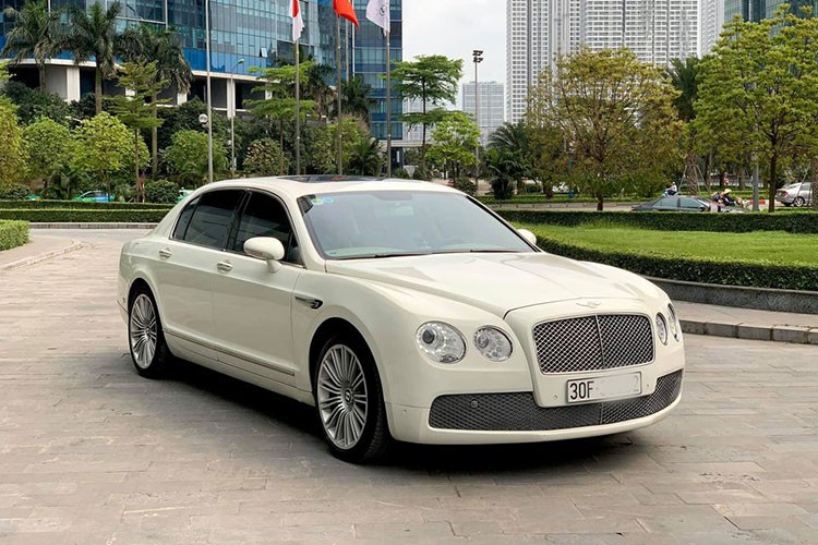 Những chiếc  xe siêu sang Bentley Continental Flying Spur hiện đã lăn bánh khá nhiều tại thị trường Việt Nam. Đáng chú ý là những phiên bản đời đầu và cũ cũng không hề nhỏ, chính vì vậy một số chủ nhân đã quyết định tân trang lại ngoại thất thông qua những gói độ bodykit nhằm đem lại sự mới mẻ cho "căn nhà di động" của mình.