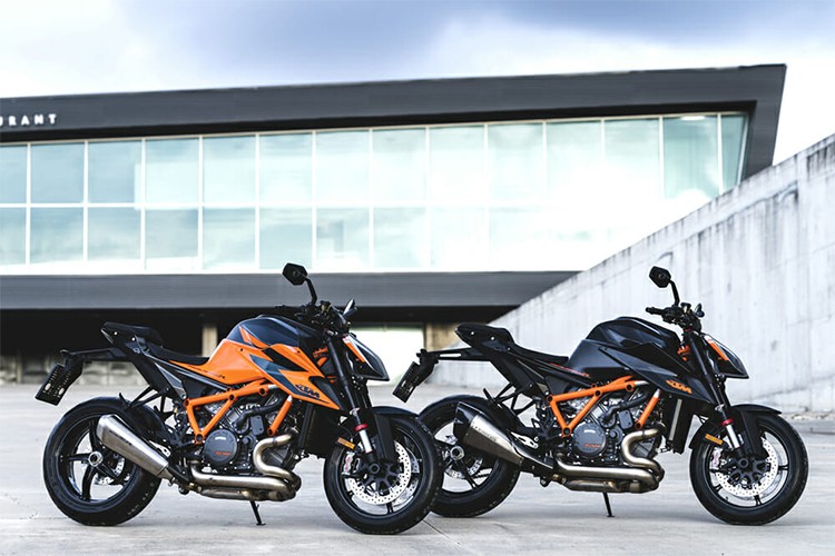 Tin đồn về mẫu  siêu naked-bike KTM 1290 Super Duke RR 2021 không hề mới, khá nhiều trang in về xe môtô tại châu Âu đã đăng tải thông tin về việc hãng xe Áo hiện đang phát triển phiên bản hiệu năng cao của mẫu Super Duke. Tuy nhiên thông tin về mẫu xe này vẫn rất ít ỏi.