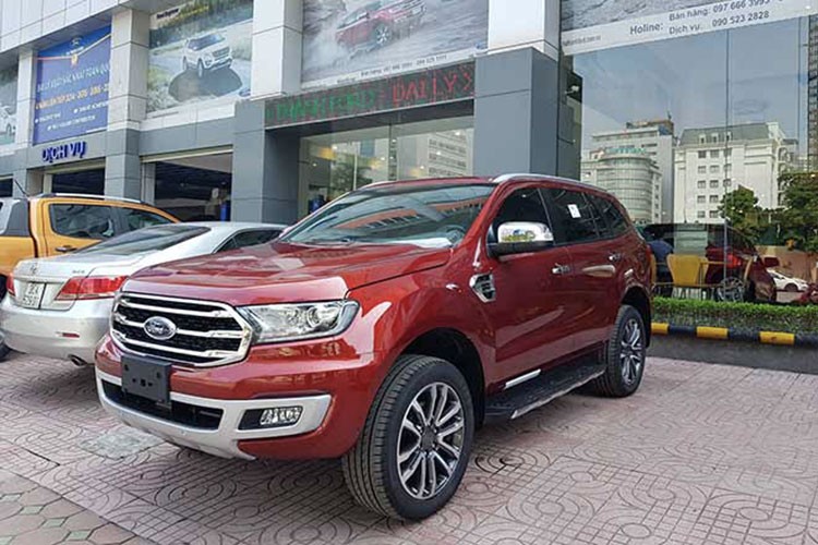 Trong số những mẫu xe  SUV giảm giá tại Việt Nam đầu năm 2021, có thể kể đến thế hệ 2020 của dòng Everest tiếp tục được các đại lý của Ford nâng mức ưu đãi tiền mặt lên đến 100 triệu. Cụ thể, bản Titanium 2.0L AT 4x2 giảm 80 triệu, còn 1,1 tỷ đồng, trong khi đó bản Titanium 2.0L AT 4WD chào bán mức 1,3 tỷ đồng, rẻ hơn niêm yết 100 triệu đồng.