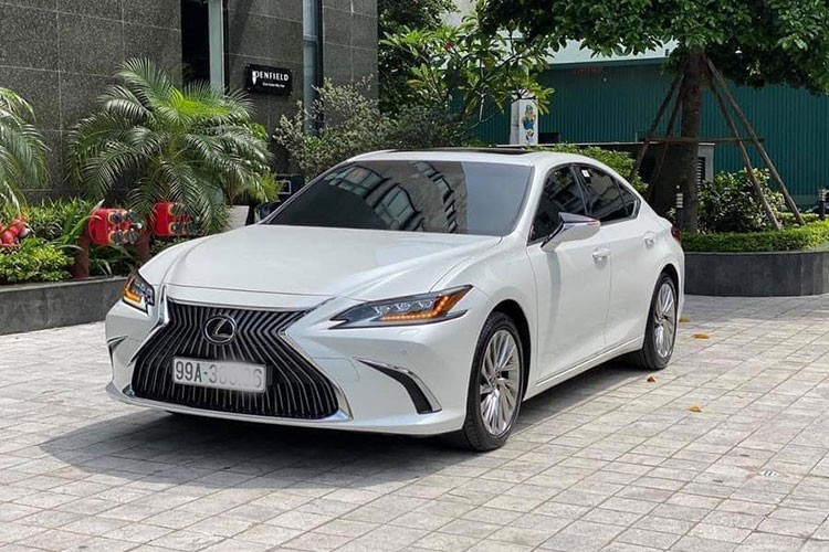 Những chiếc  Lexus ES 250 phiên bản 2020 mới được thương hiệu xe sang Nhật Bản ra mắt và phân phối chính hãng tại Việt Nam hồi đầu năm 2020. Khá ngạc nhiên khi một chiếc ES 250 xuất hiện trên thị trường mua bán ôtô cũ, theo chủ nhân rao bán mẫu xe này thì nó chỉ mới chạy lướt khoảng gần 7.000km, mang biển tỉnh Bắc Ninh và còn như mới.