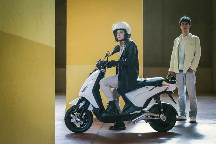 Mới đây, mẫu xe Scooter điện One mới nhất của Piaggio vừa chính thức có giá bán tại thị trường Châu Âu.  Giá xe Piaggio One 2021 ở mức 2.500 Bảng Anh (tương đương với khoảng hơn 81 triệu đồng).