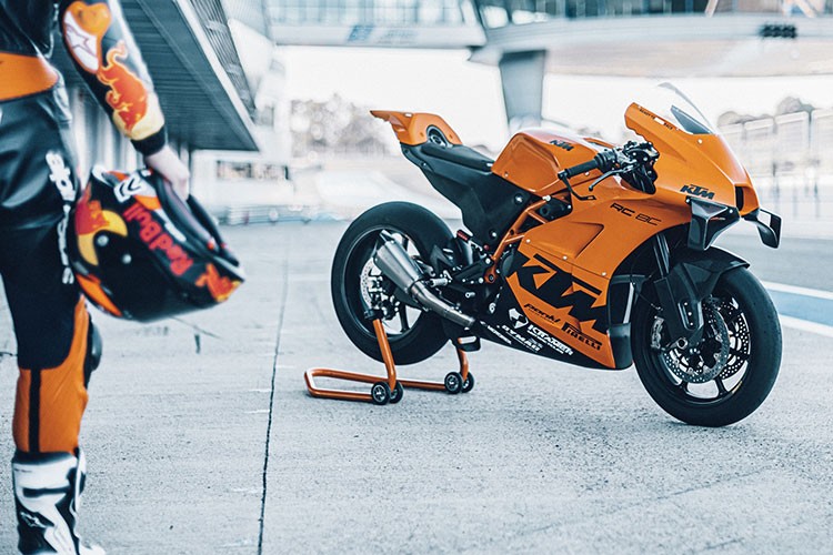 Vào ngày 20/7 vừa qua, hãng KTM của Áo đã chính thức giới thiệu siêu môtô  KTM RC 8C phiên bản giới hạn với số lượng chỉ 100 xe trên toàn cầu. Đến ngày 22/7, KTM chính thức nhận đơn đặt hàng cho mẫu xe này vào 4 giờ chiều theo giờ Châu Âu. Đáng chú ý là toàn bộ 100 chiếc KTM RC 8C đã ngay lập tức được khách hàng đặt mua chỉ sau đúng 4 phút 32 giây.