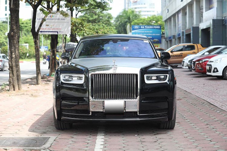 Chiếc  sedan siêu sang đắt nhất Việt Nam hiện đang là Rolls-Royce Phantom VIII, đây là một trong những mẫu xe siêu sang được rất nhiều đại gia trên thế giới ưa thích. Ngoài sở hữu vẻ đẹp nội, ngoại thất nổi bật, mang đậm âm hưởng của hãng xe siêu sang Anh Quốc, Phantom VIII còn được trang bị những công nghệ hiện đại và tối tân nhất làng xe hiện nay.