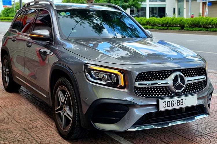 Chiếc  Mercedes-Benz GLB 200 AMG đời 2020 trong bài viết này là một trong những chiếc xe “lướt” mới lên sàn xe cũ ở Hà Nội. Theo thông tin rao bán, xe chỉ mới lăn bánh với ODO dừng lại ở mức khoảng 9000km, tình trạng còn mới. Được biết, mức giá chủ nhân rao bán chiếc GLB này là 1,9 tỷ đồng, ngang bằng mức giá một chiếc GLB "đập thùng" chưa đăng ký và ra biển trắng.