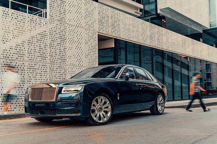  Rolls-Royce Ghost 2021 mới đang bắt đầu nhận được sự quan tâm của các đại gia Việt khi đã có ít nhất 2 chiếc được mang về nước thông qua các công ty nhập khẩu tư nhân. Mới đây, giới nhà giàu trong nước tiếp tục đón nhận tin vui khi đại lý Rolls-Royce chính hãng tại Việt Nam đã có những động thái đầu tiên về mẫu xe siêu sang này.